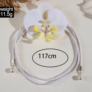 Vue détaillée du collier tressé orné d'une fleur d'orchidée blanche et de perles