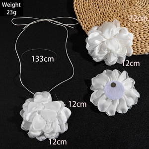 Détail du collier choker orchidée en satin blanc et ensemble d'accessoires floraux