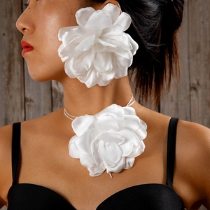 Détail d'un grand tour de cou 3D en orchidée blanche et parure de boucles d'oreilles