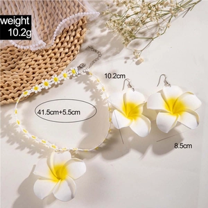 Détails de l'ensemble de bijoux plumeria avec dimensions du collier et des boucles