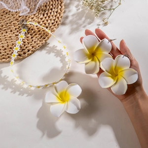 Détails du collier et des boucles d'oreilles frangipanier tropical avec perles