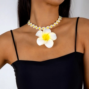Détail du collier pendentif frangipanier tropical avec chaîne marguerite sur modèle