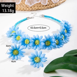 Vue détaillée du collier marguerite bleue avec cordon tissé et dimensions de l'article