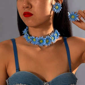 Vue détaillée du collier ras du cou orchidée bleue et boucles d'oreilles assorties
