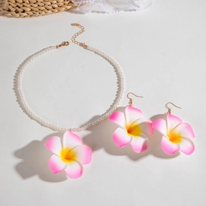Parure bijoux fleur de frangipanier avec collier de perles et boucles d'oreilles
