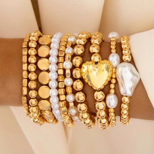 Détail d'un ensemble de bracelets de perles multicouches avec breloque en cœur