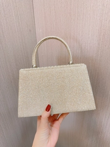 Elegante champagnerfarbene Plissee-Abendtasche mit glitzerndem Finish und Griff