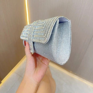 Dettaglio di pochette da sera argento con strass scintillanti per matrimoni e feste