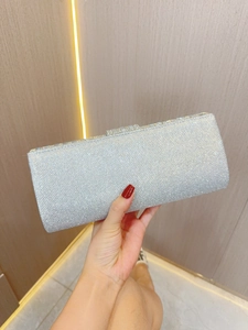 Dettaglio elegante pochette glitter argento con chiusura rettangolare metallica per serata
