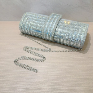 Dettaglio della pochette da sera in strass argento con motivi geometrici in cristallo