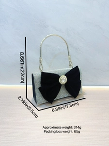 Détails et dimensions de la pochette strass argentée avec un nœud en velours noir
