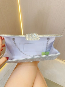 Elegante borsa da sera argento con strass e tracolla a catena per occasioni formali