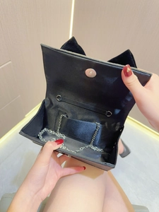 Détail de l'intérieur de la pochette chat noire avec chaîne argentée et fermoir aimanté