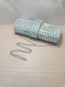 Elegante pochette da sera argento con cristalli e sottile tracolla a catena in metallo
