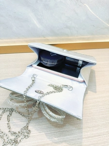 Bolso de noche plateado brillante con lazo grande de diamantes de imitación y cadena