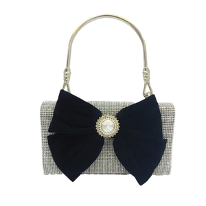 Pochette de soirée argentée avec nœud en velours noir et détails en strass étincelants