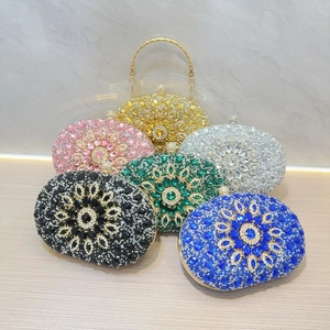 Vista dettagliata di pochette da sera con fiori di strass in vari colori eleganti