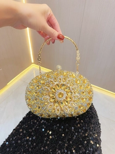 Elegante borsa da sera dorata con fiori di cristallo e manico ad anello in metallo