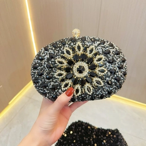 Dettaglio ravvicinato della pochette ovale con pietre nere marquise e strass argento