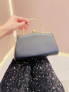 Pochette de soirée en cuir noir avec poignée circulaire en métal doré luxueux