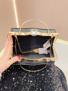 Sac de soirée en velours noir avec poignée dorée, fermoir diamant et bandoulière