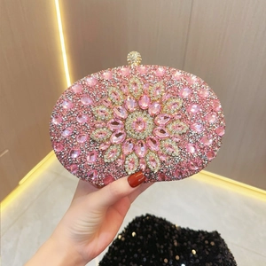 Dettaglio della borsa da sera in cristallo rosa con motivo floreale e chiusura diamante
