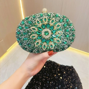 Dettaglio dei cristalli verdi e argento con motivo radiale sulla borsa da sera di lusso