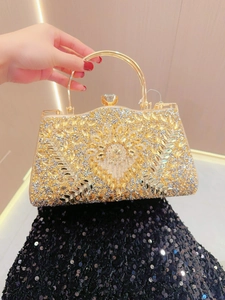 Vue détaillée du sac de soirée de luxe avec motifs floraux complexes en strass dorés