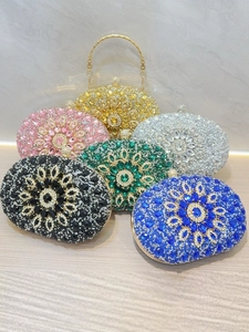 Eleganti borse da sera con strass luccicanti e motivo floreale in cristallo in sei colori