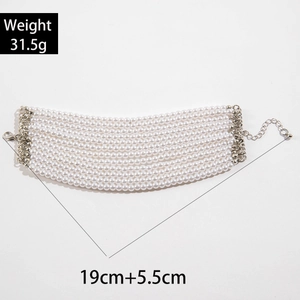 Détail d'un bracelet de perles multicouches avec fermoir argenté, 31,5g et longueur 19cm