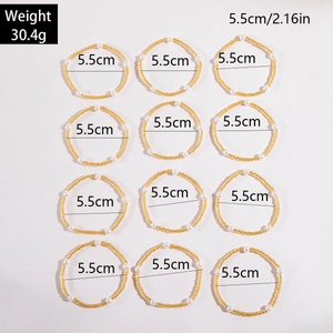 Détail de l'ensemble de 12 bracelets en perles dorées avec un diamètre de 5,5cm indiqué