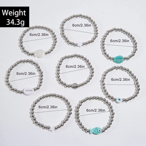 Détail du lot de 8 bracelets perlés avec perles argentées et pendentifs océan