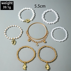 Ensemble de 7 bracelets en perles dorées avec breloques coquillages et poissons