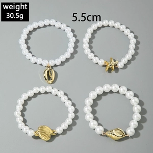 Détails de bracelets en perles avec pendentifs étoiles de mer et coquillages dorés