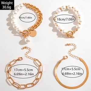 Détail d'un ensemble de quatre bracelets dorés avec perles et chaînes métalliques