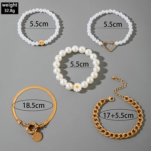 Détail du lot de 5 bracelets dorés avec perles, coquillages et breloques en cœur