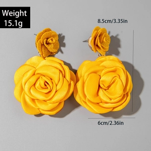 Détail de boucles d'oreilles roses en tissu jaune, dimensions 8,5cm x 6cm, poids 15,1g