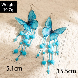 Dettaglio orecchini a farfalla blu con misure di 15.5cm e peso di 19.7g in evidenza