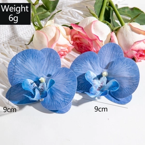 Dettaglio dell'orecchino a forma di orchidea blu in seta con diametro di 9cm