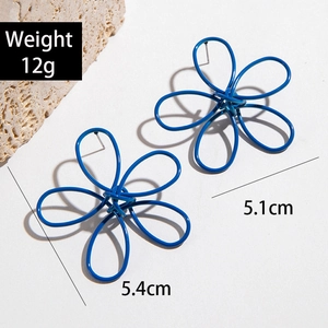 Dettaglio di orecchini a fiore blu intrecciati con misure di 5,4 cm e peso di 12 g