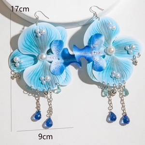 Dettaglio di orecchini a orchidea in tessuto blu da 17 cm con perla e goccia di cristallo