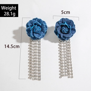Orecchini a rosa in denim blu con lunghe nappe di strass argento e dimensioni indicate