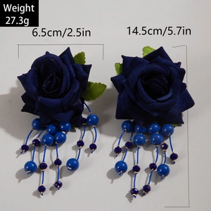 Dettaglio di orecchini a rosa blu con nappe di perline, larghezza 6,5cm e lunghezza 14,5cm