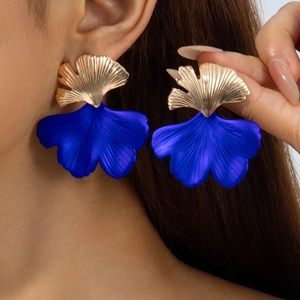 Dettaglio orecchini a foglia di ginkgo dorata con petali a ventaglio blu reale