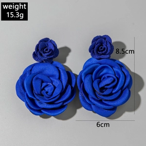 Dettaglio di grandi orecchini a rosa in raso blu con dimensioni 8,5 cm e 6 cm