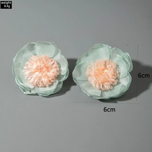 Dettaglio orecchini a fiore in tulle verde menta con peso di 8,4g e misura di 6cm