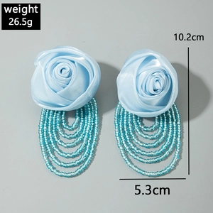Dettaglio orecchini rosa azzurro con nappe di perline e misura altezza 10,2 cm