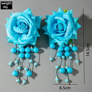 Dimensioni dettagliate degli orecchini a fiore blu con nappe di perline su fondo grigio