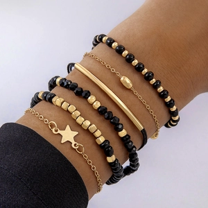 Ensemble de 6 bracelets bohèmes avec perles noires et breloques d'étoiles dorées au poignet