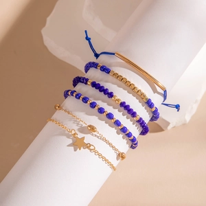 Détails d'un ensemble de six bracelets bohèmes avec perles bleues et étoiles dorées